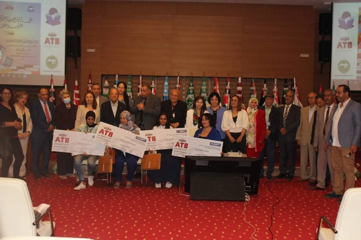 الفائزون والمشاركون والمنظمون للملتقى - الصورة من موقع الجائزة العربية لادب الطفل على الفيسبوك