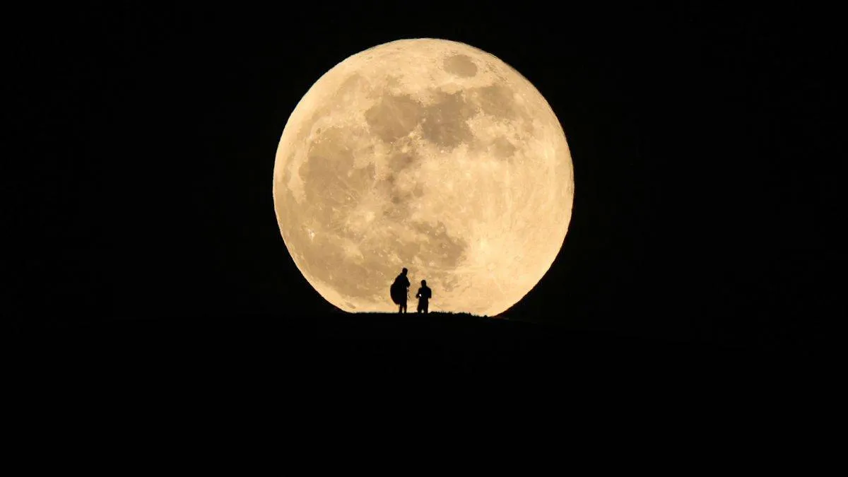 صورة للقمر في مرحلة الاكتمال