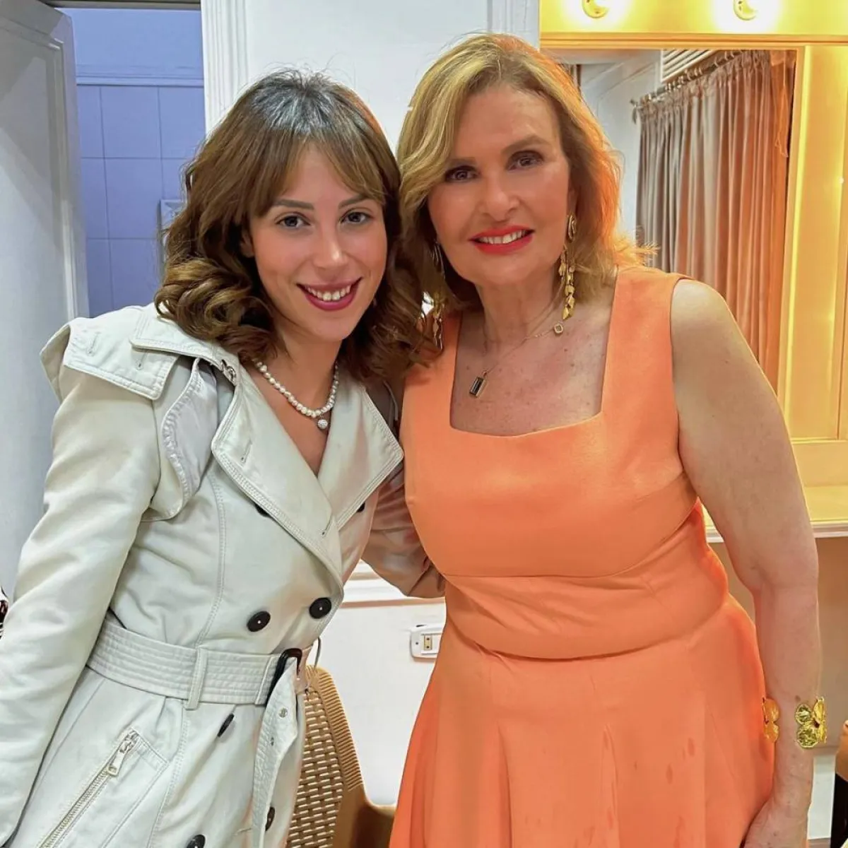 سمية الألفي مع يسرا في كواليس " أحلام سعيدة" - صورة من صفحتها الرسمية على " انستغرام"