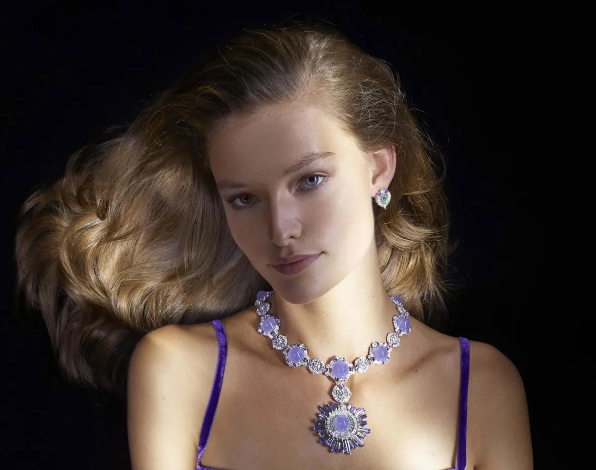 سحر المجوهرات باللون البنفسجي  Purple Gems