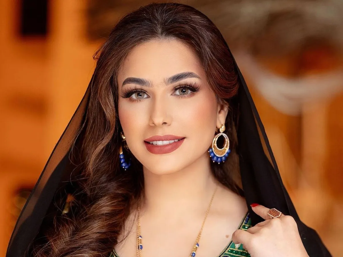 حصة الفلاسي بمكياج ترابي مات ناعم