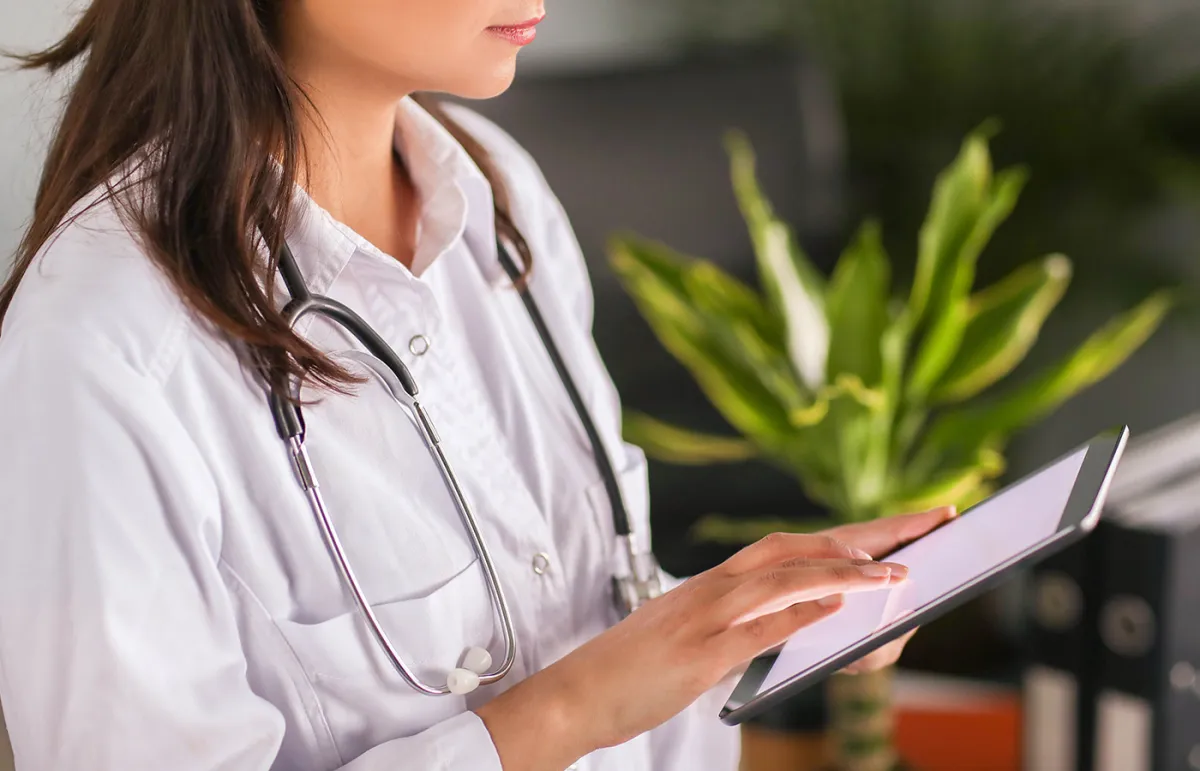 كيف تختارين طبيب التجميل لضمان نجاح عمليات ما بعد الولادة؟ 