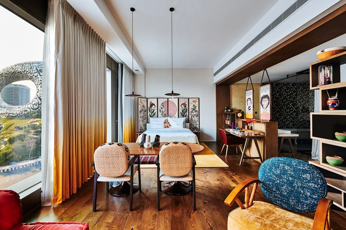 يشتهر الفندق بديكوره النابض بالحياة وتفاصيله الغريبة 