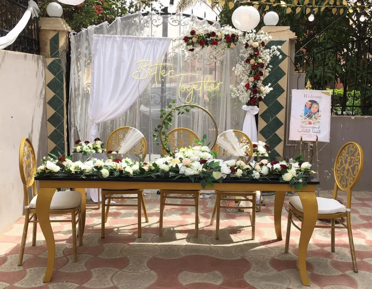 طاولة العروسين في حفل الزفاف (الصورة من منظّمة حفلات الزفاف نرمين حسين)