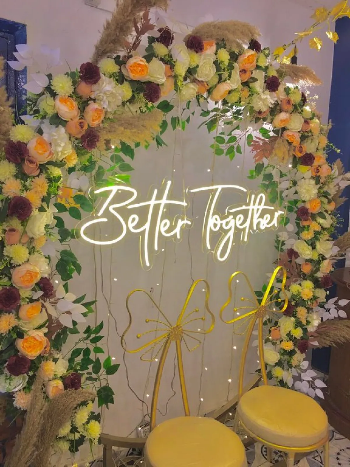 المقعدان الخاصّان بالكوشة (الصورة من منظّمة حفلات الزفاف نرمين حسين)