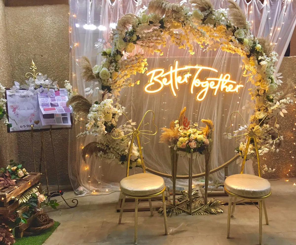 من تنسيقات الورود للكوشة (الصورة من أعمال منظّمة حفلات الزفاف نرمين حسين سلامة)