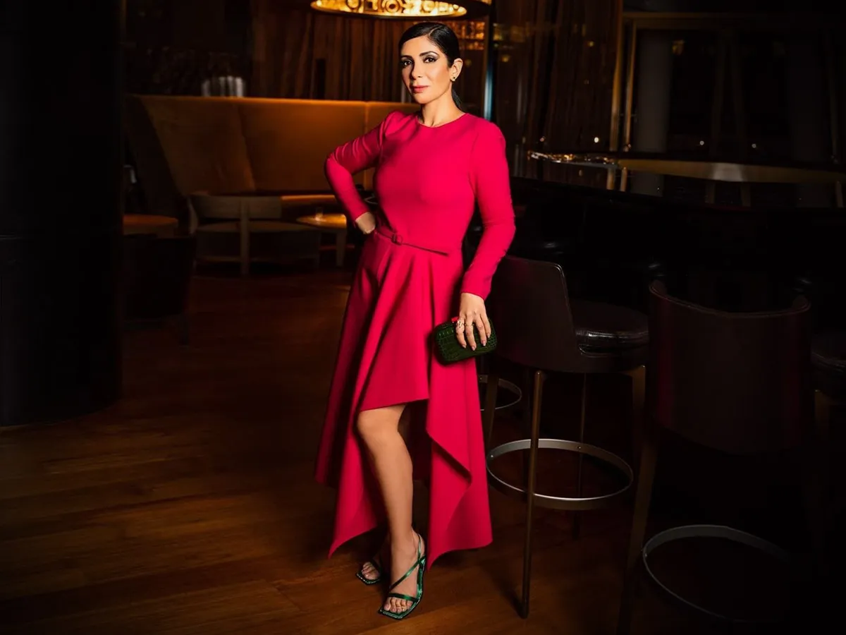 منى زكي بصندل أخضر ميتاليك وفستان أحمر