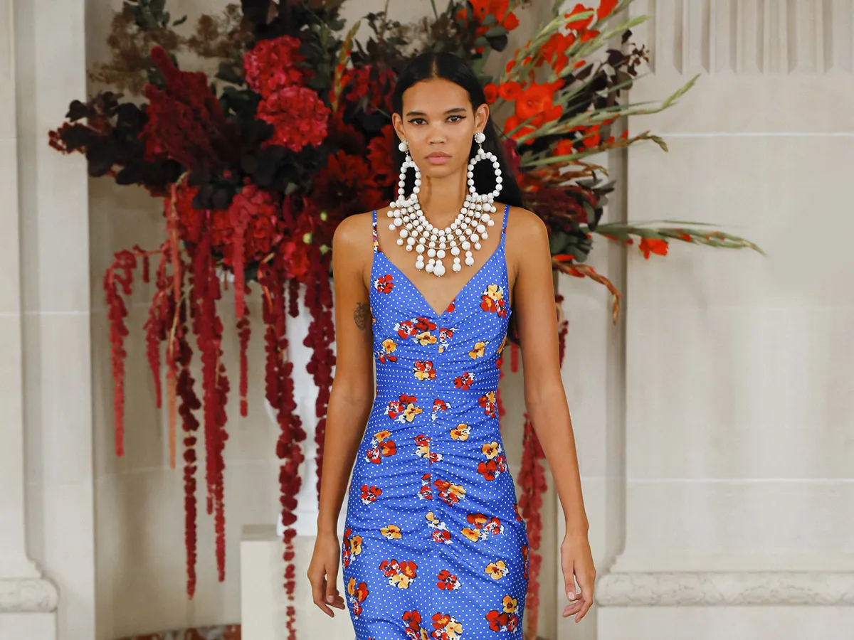 كيف تنسقين صيحة طبعات الورود في الصيف؟