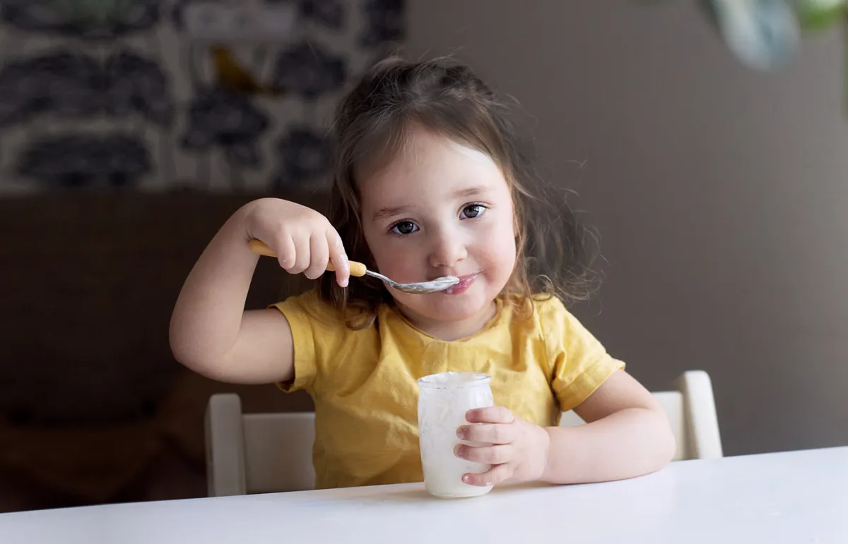 فوائد الزبادي كثيرة: لعظام الطفل ومناعته وجهازه الهضمي..