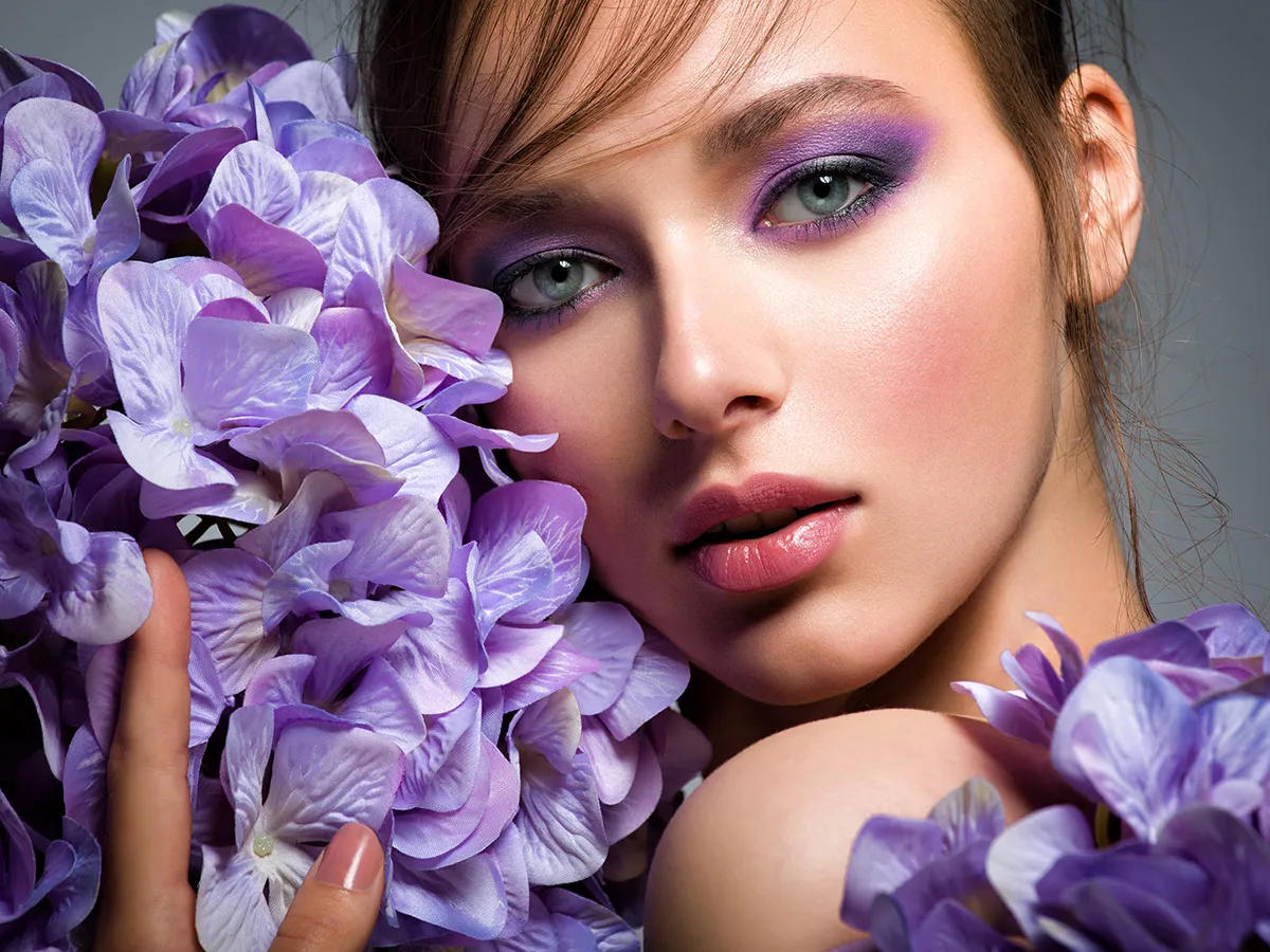 مكياج عيون بنفسجي وفضي لعروس 2022