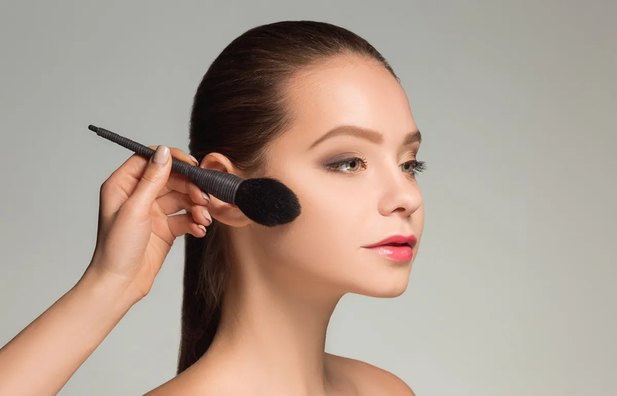 أضرار البودرة المائية على البشرة