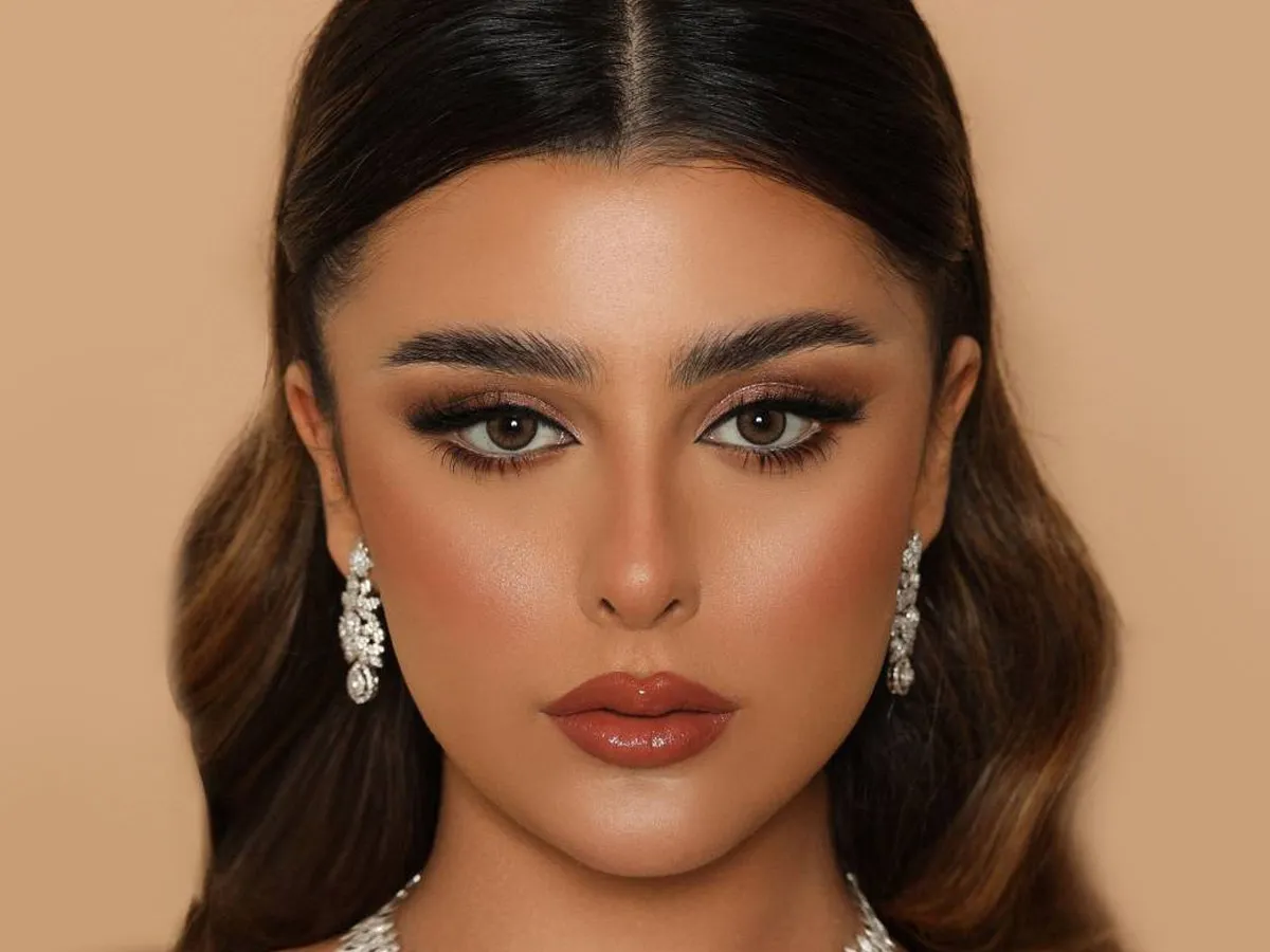 طريقة رسم مدمع العين بالأيلاينر الرفيع