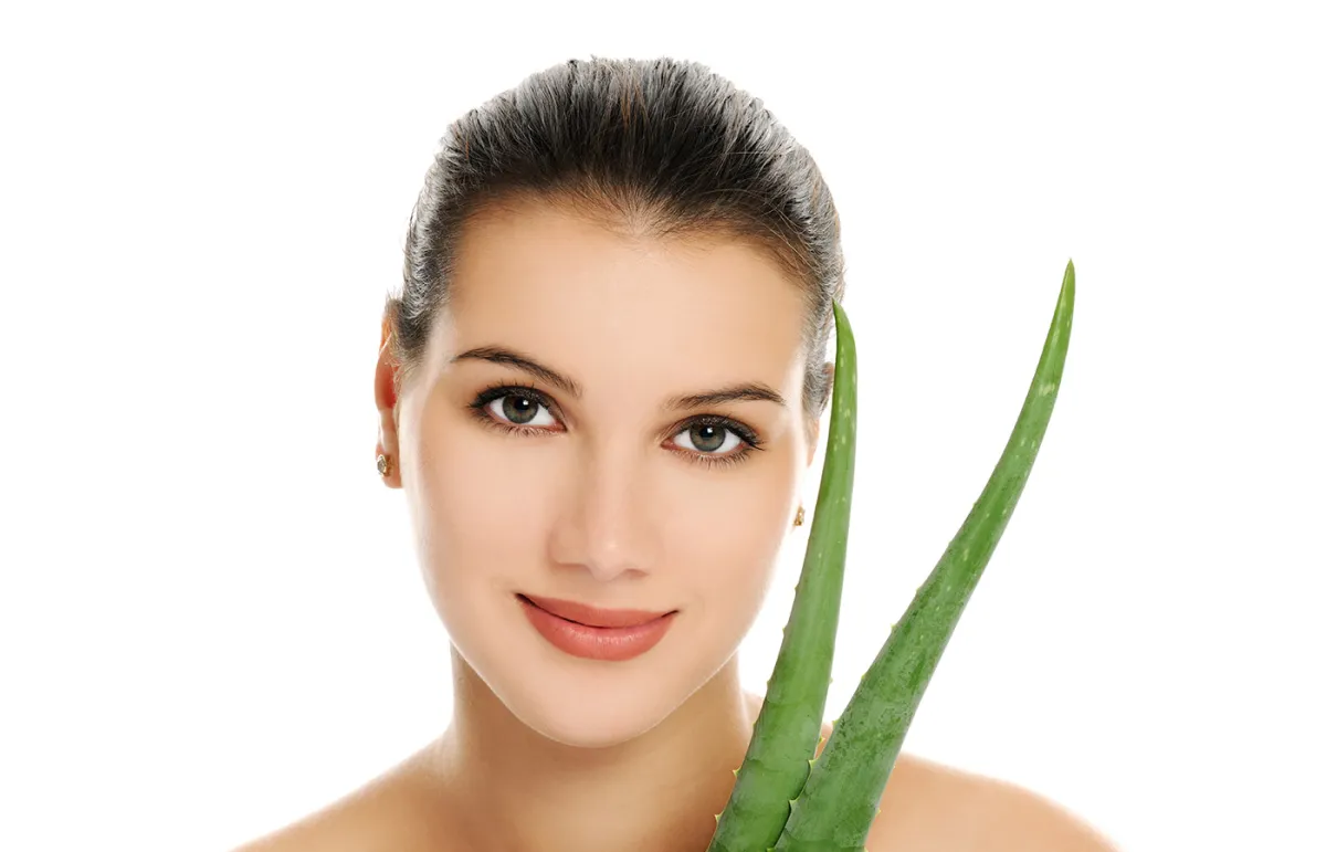 من الرموش الطويلة إلى البشرة المتوهجة، إليك كيفية استخدام جل الصبار