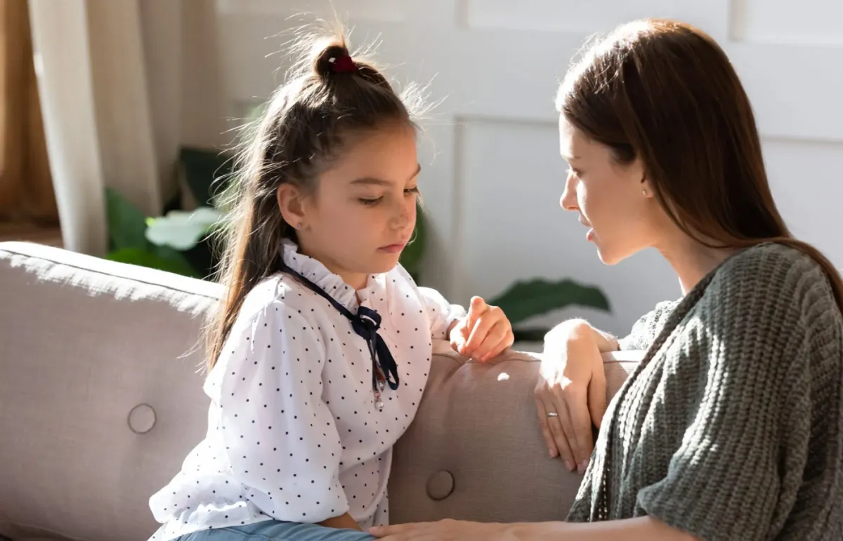 كيف تجيبين على أسئلة طفلك المحرجة؟