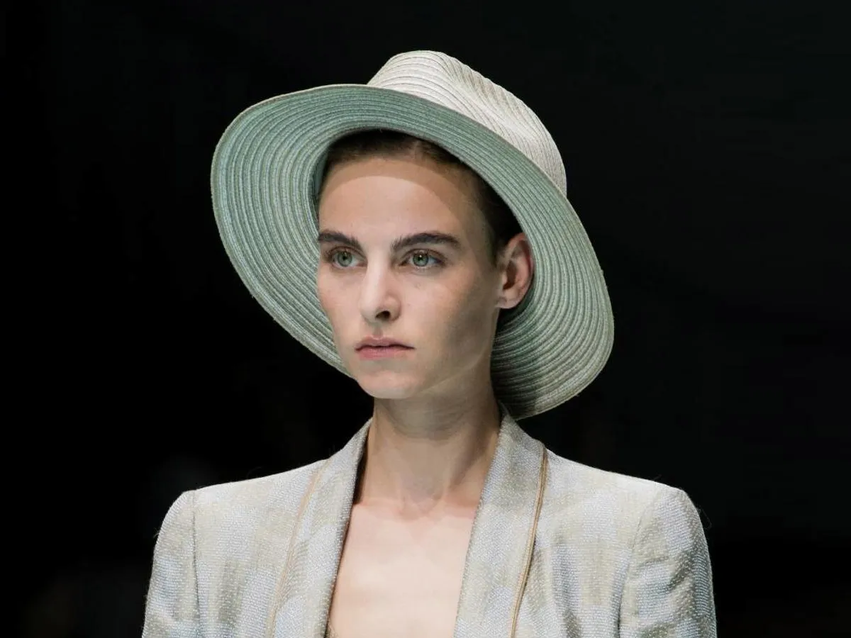 قبعات بألوان منعشة