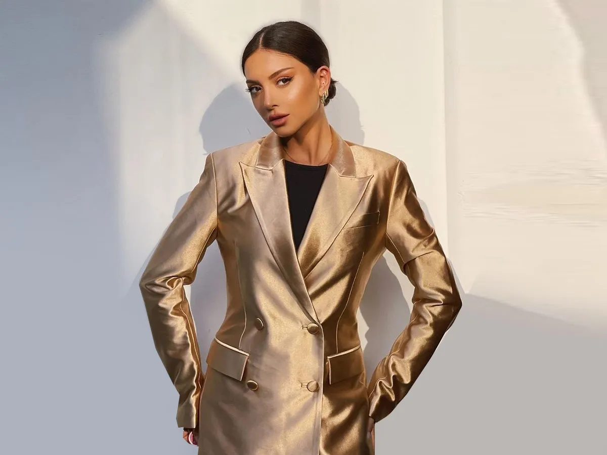 ناتالي فنج ترتدي البدلة اللاميه