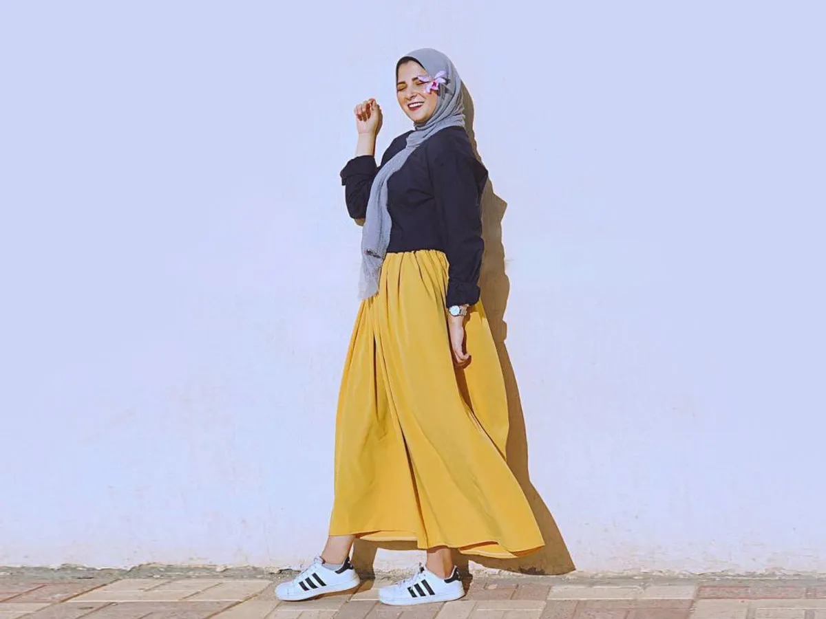 جهاد البنا بتنورة صفراء بتصميم A line