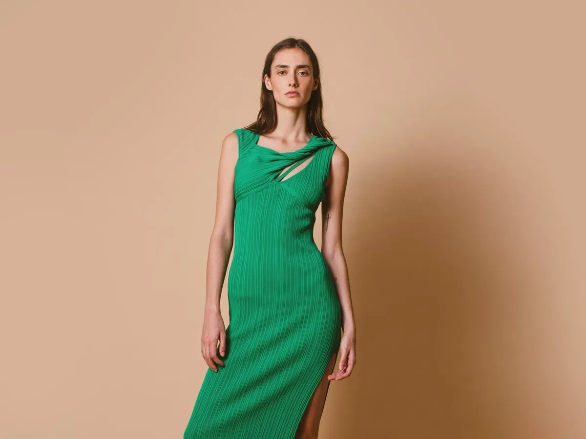 فستان باللون الاخضر من أكنفاس Aknvas