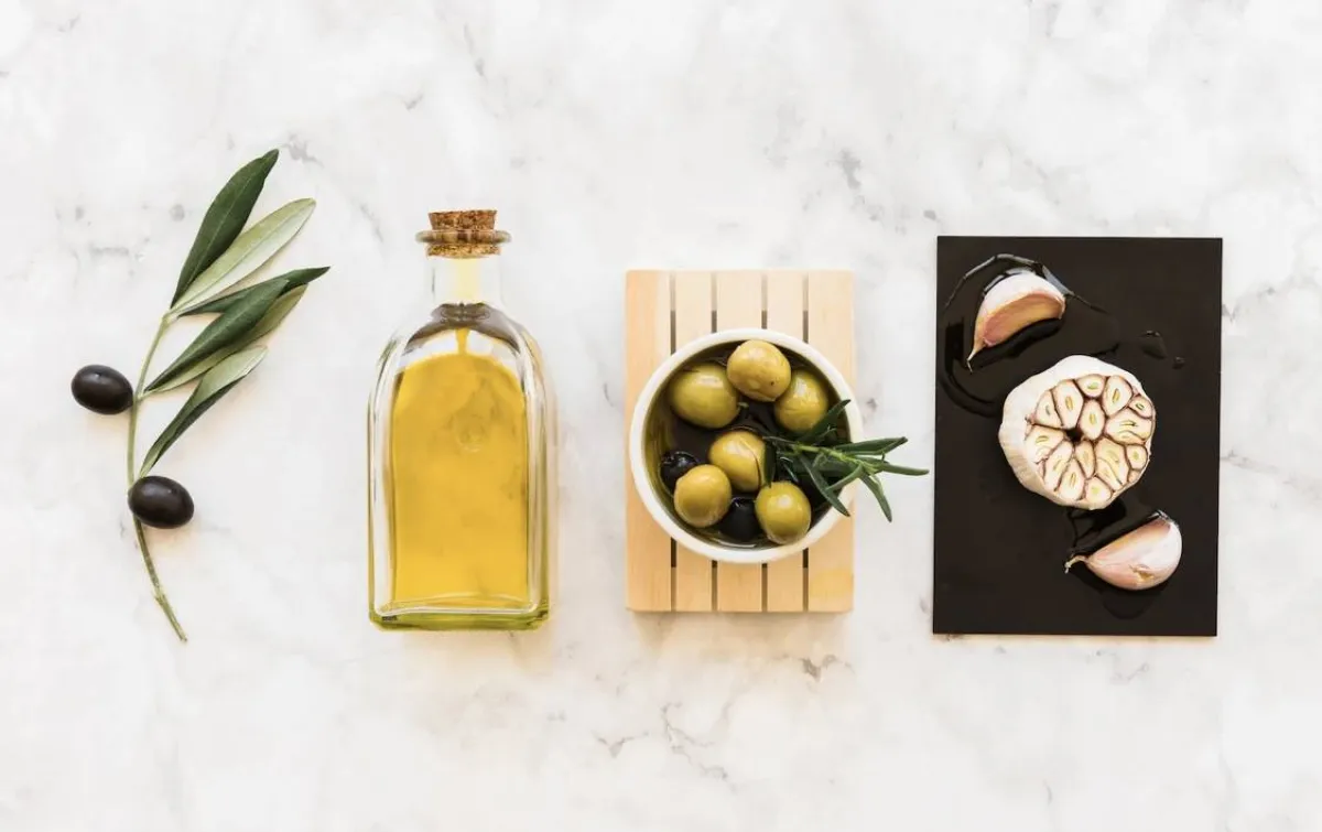 الثوم المنقوع في زيت الزيتون