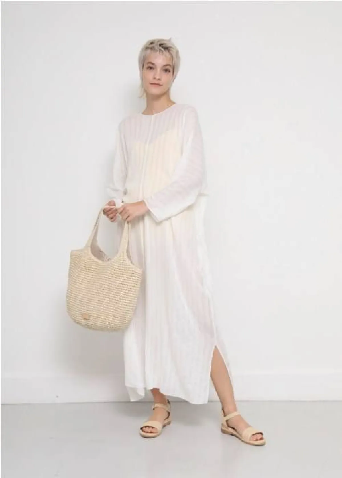 إطلالة باللون الأبيض من أنييس بي  Agnes B