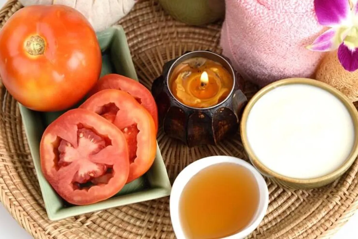 تحتوي الطماطم على فيتامين ج الذي يساعد على تفتيح البشرة