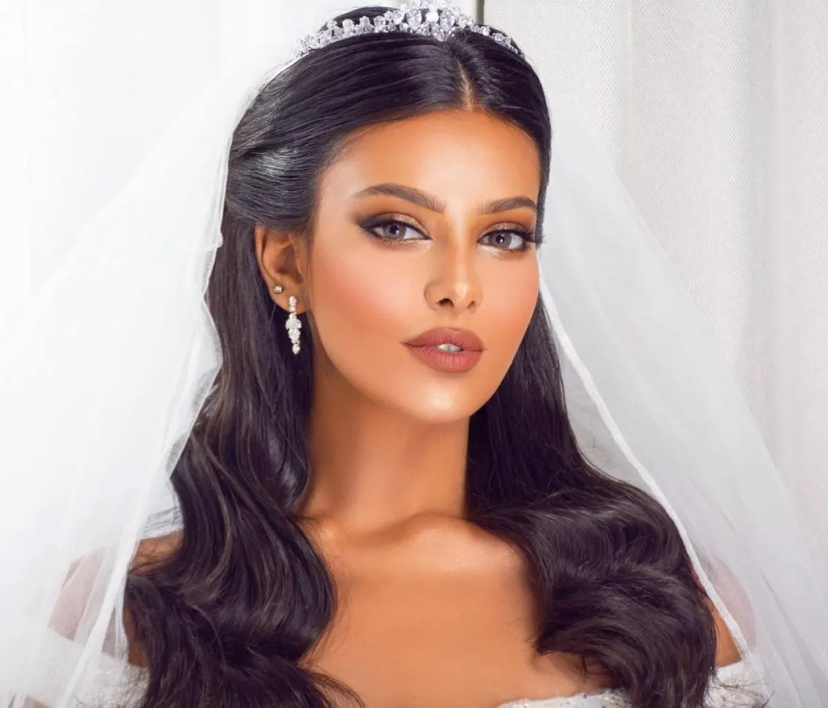 صور تسريحات عرايس بالتاج والطرحة لعروس 2022