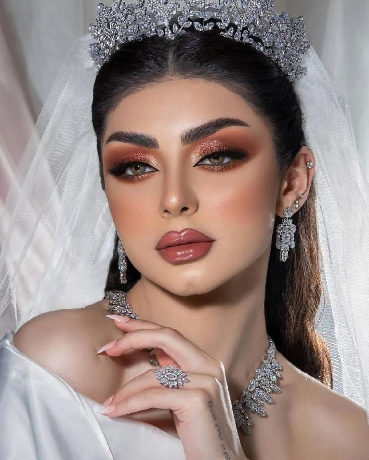 أجدد تسريحات عرايس بالتاج والطرحة لعروس 2022