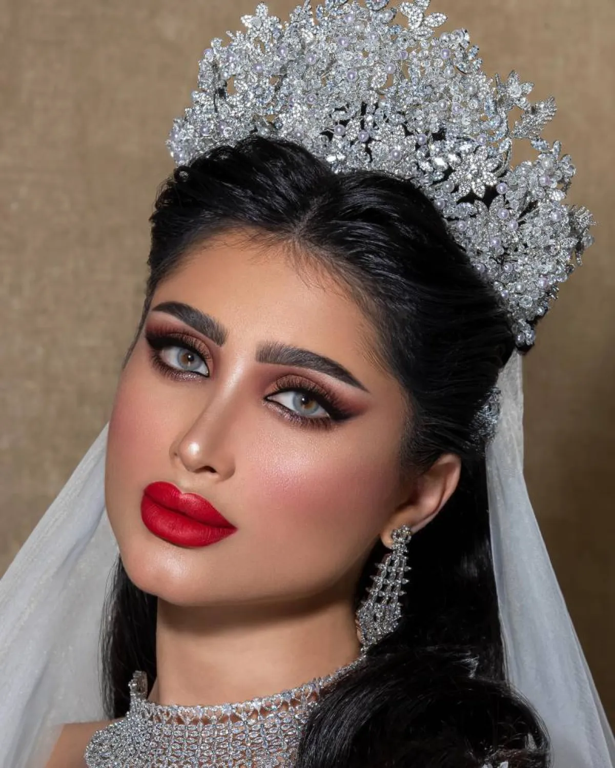 تسريحات عرايس بالتاج والطرحة للعروس 