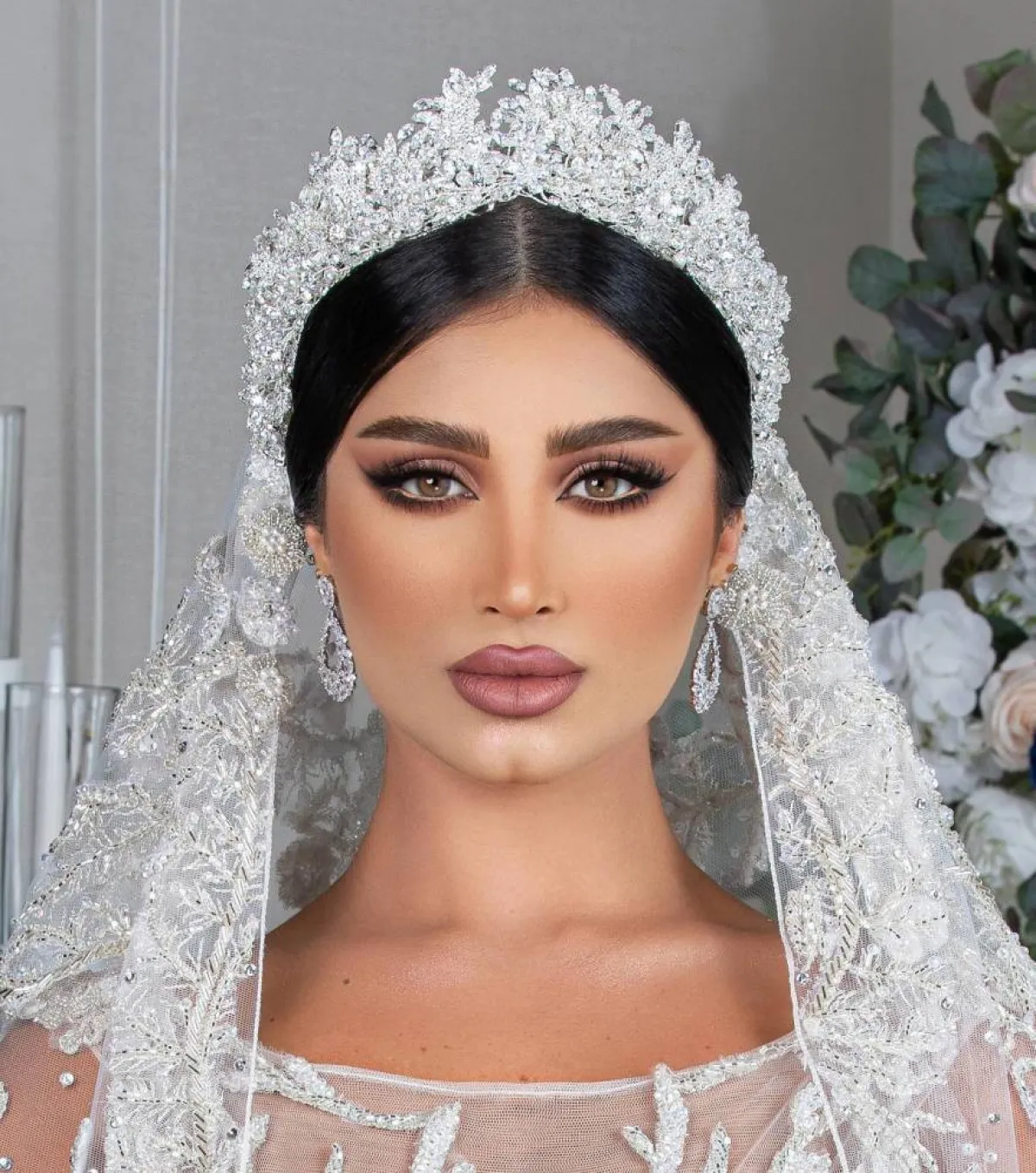 تسريحة شعر للعروس بالطرحة والتاج