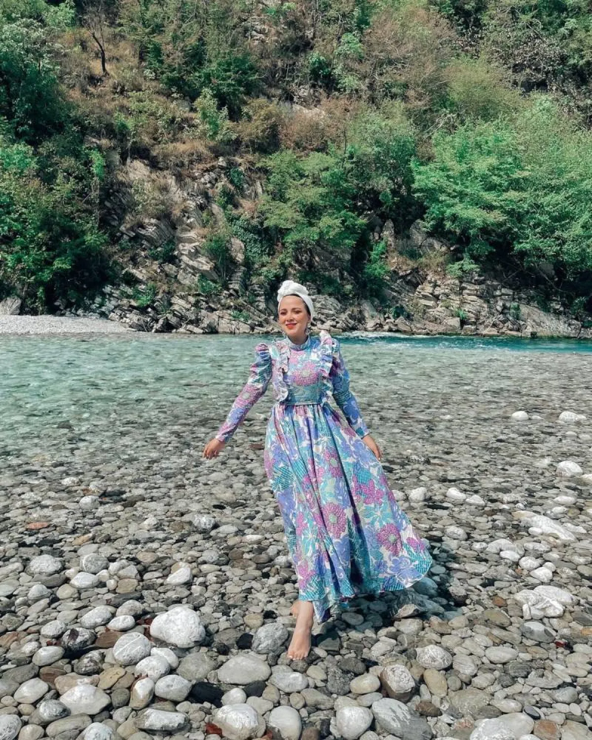 فاطمة نصر بفستان معرق مُزين بالورود وتوربان أبيض