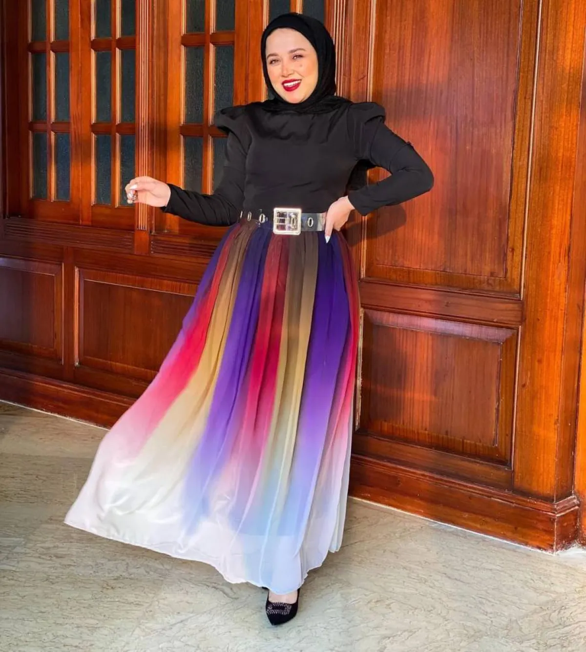 فاطمة نصر بتنورة طويلة من البليسيه، وإيشارب باللون الأسود