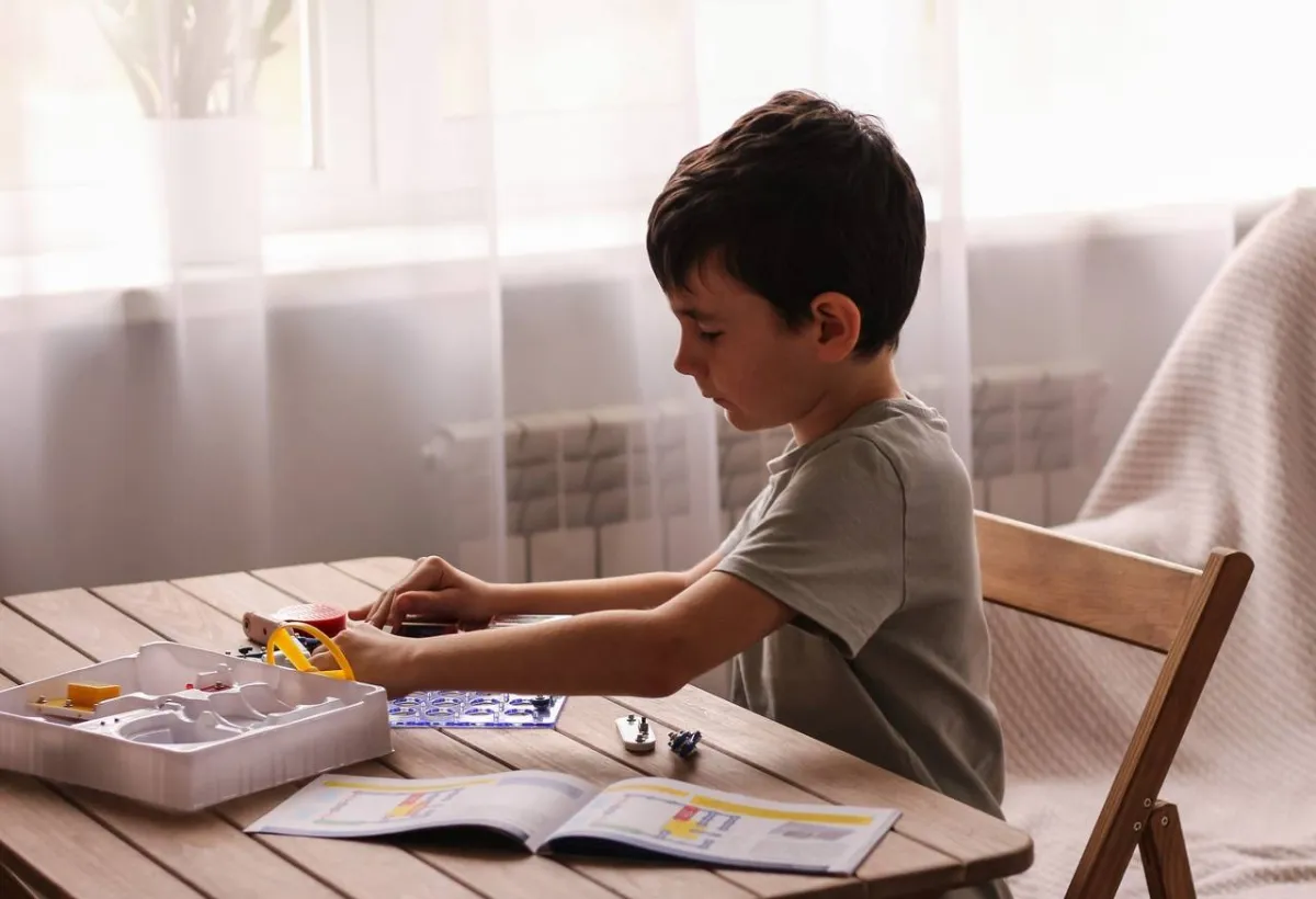 صورة لطفل يجمع ألعابه