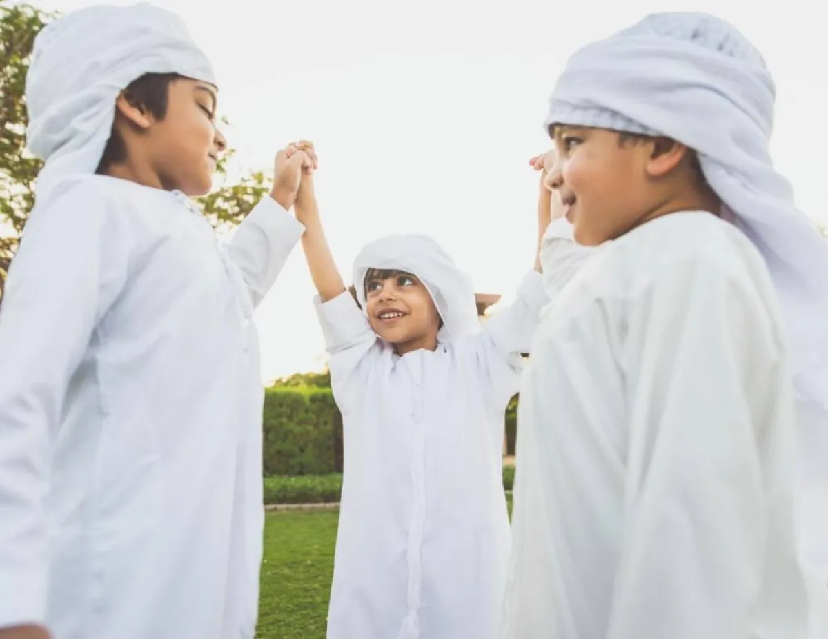 صورة لأطفال يلعبون وينشدون