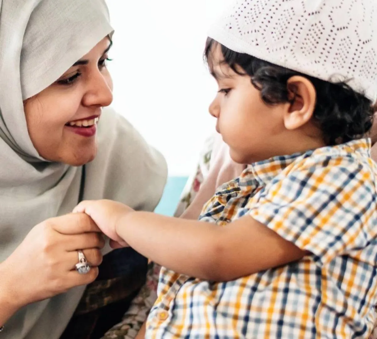 صورة لأم تعلم طفلها الأناشيد