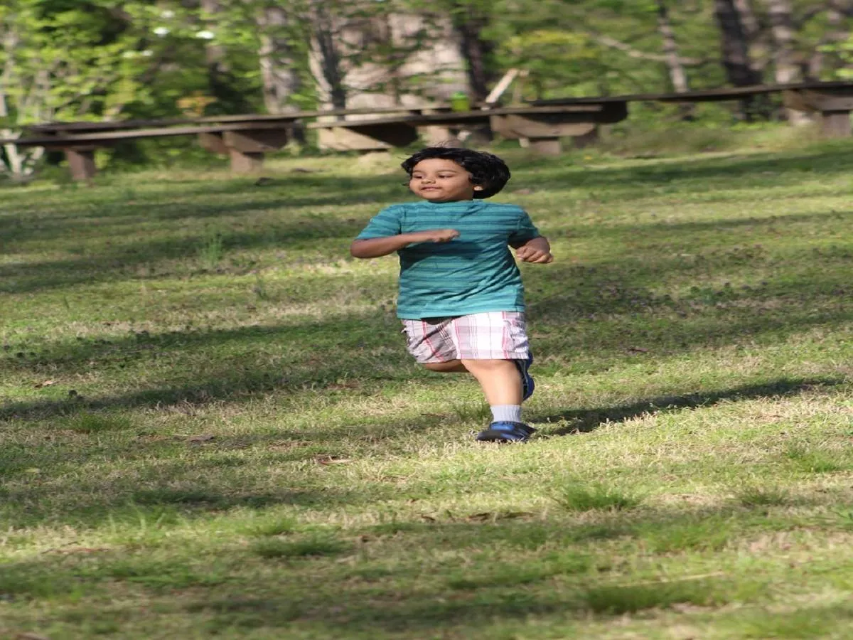 صورة لطفل يجري