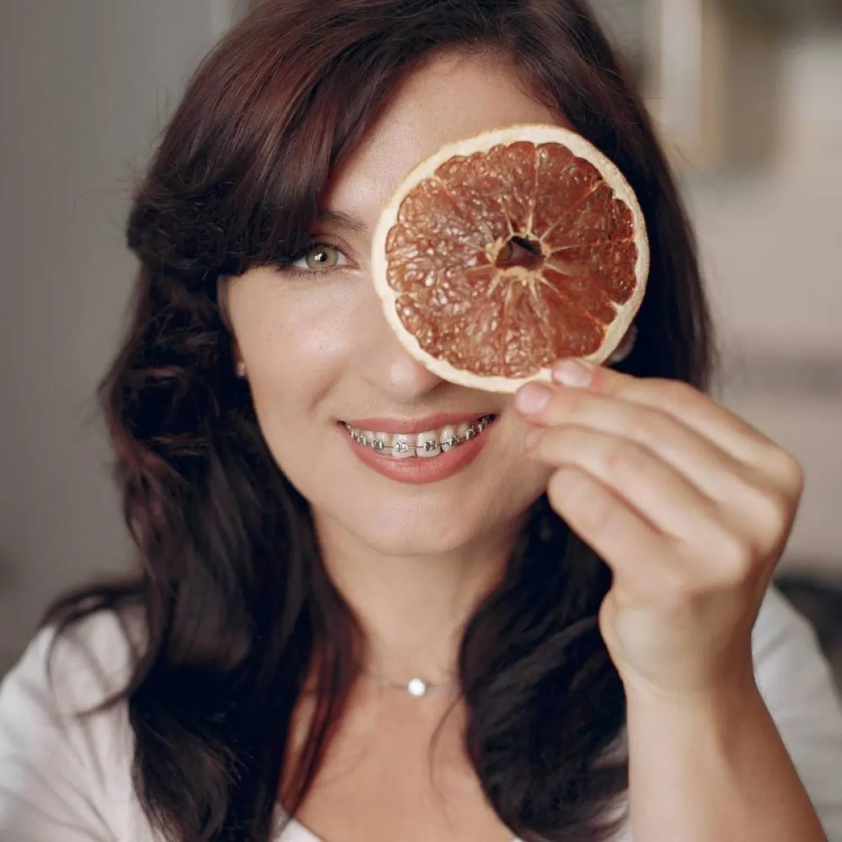 صورة لحامل تمسك بفاكهة مجففة