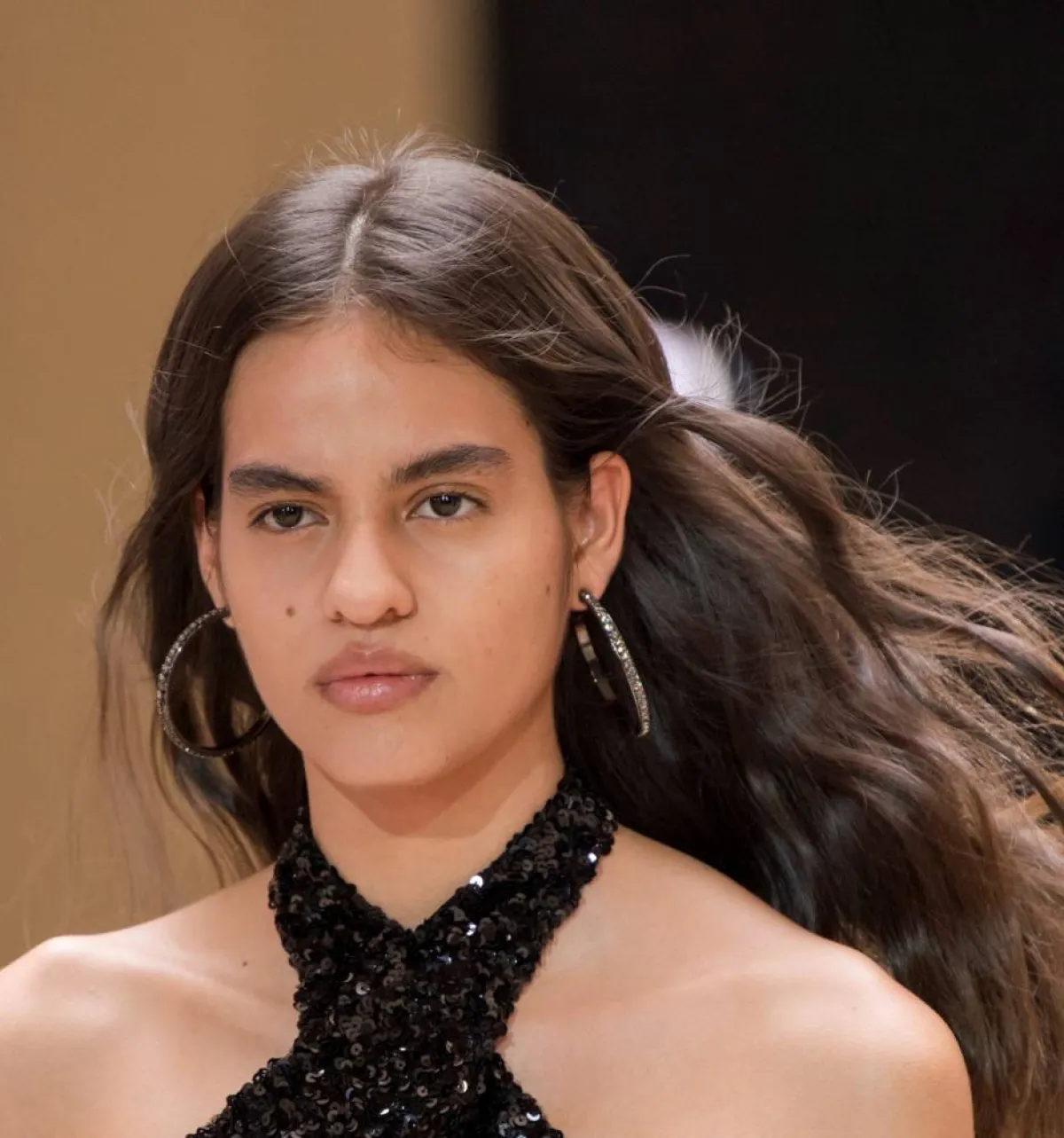 تسريحة شعر ويفي عفوية لعيد الفطر 2022