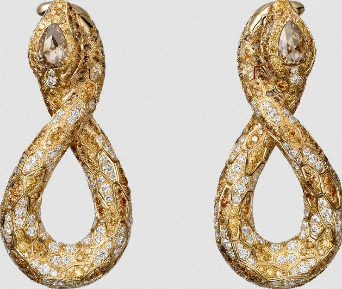 مجوهرات فاخرة مرصعة بالألماس والأحجار الكريمة الملونة للعروس