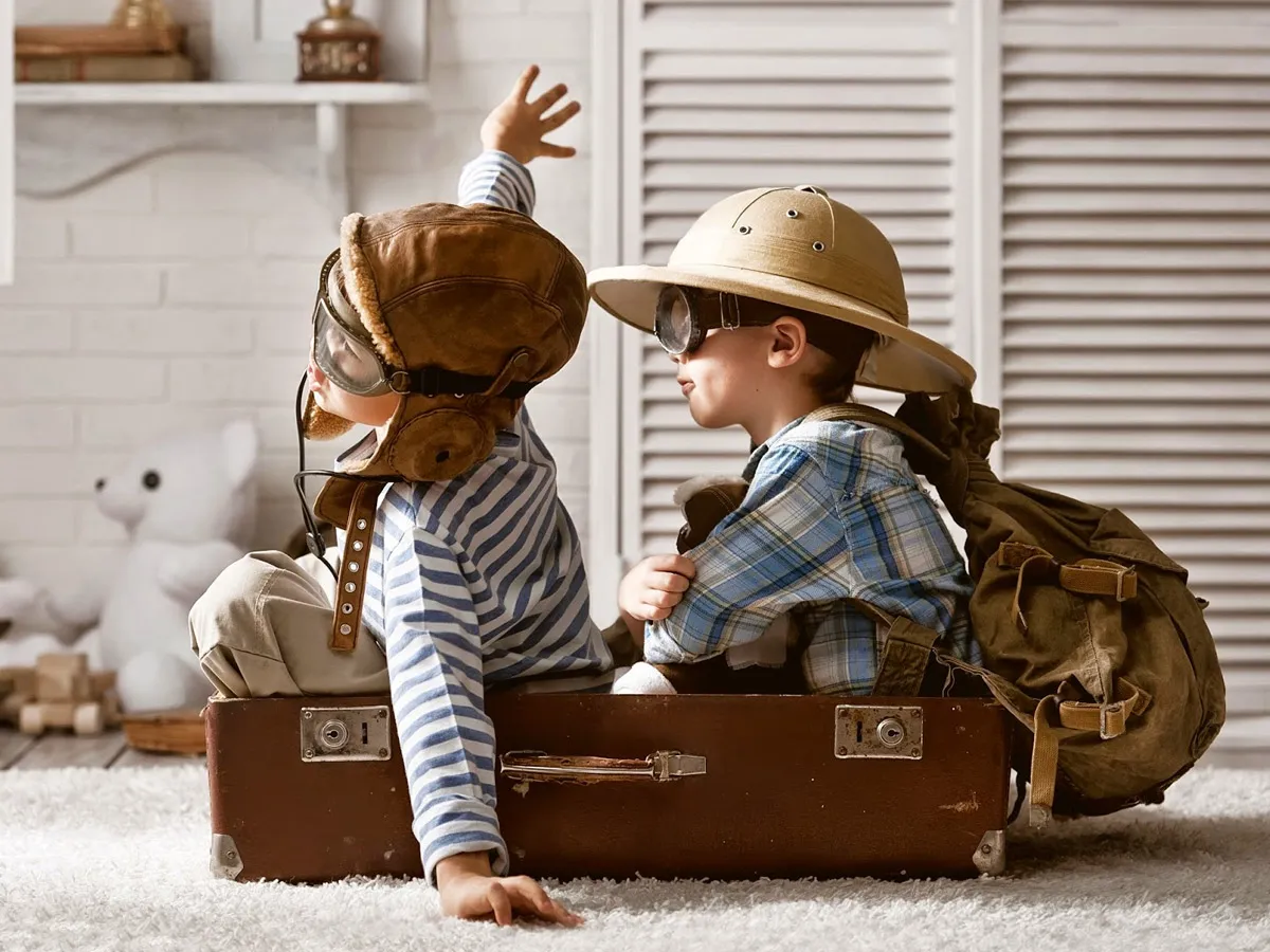 صورة لطفلين يلعبان