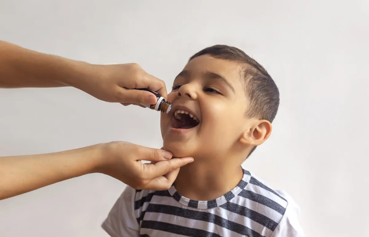صورة لطفل يأخذ الدواء