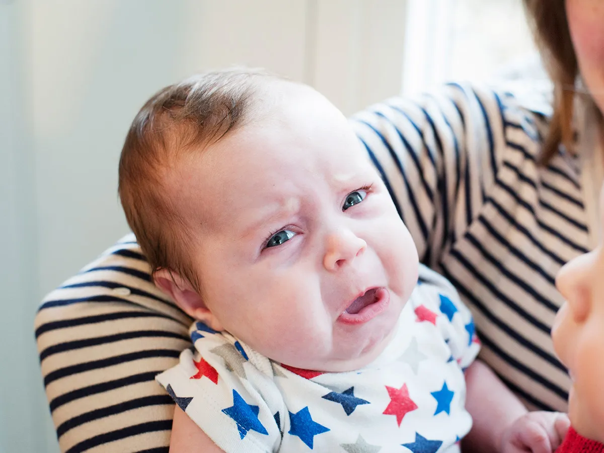 كيف تتصرفين حين يسقط طفلك على رأسه؟