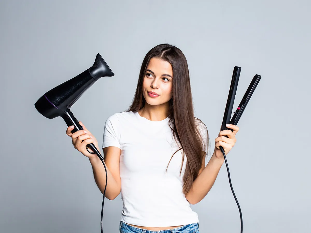 الفرق بين مكواة الشعر والفرشاة الكهربائية