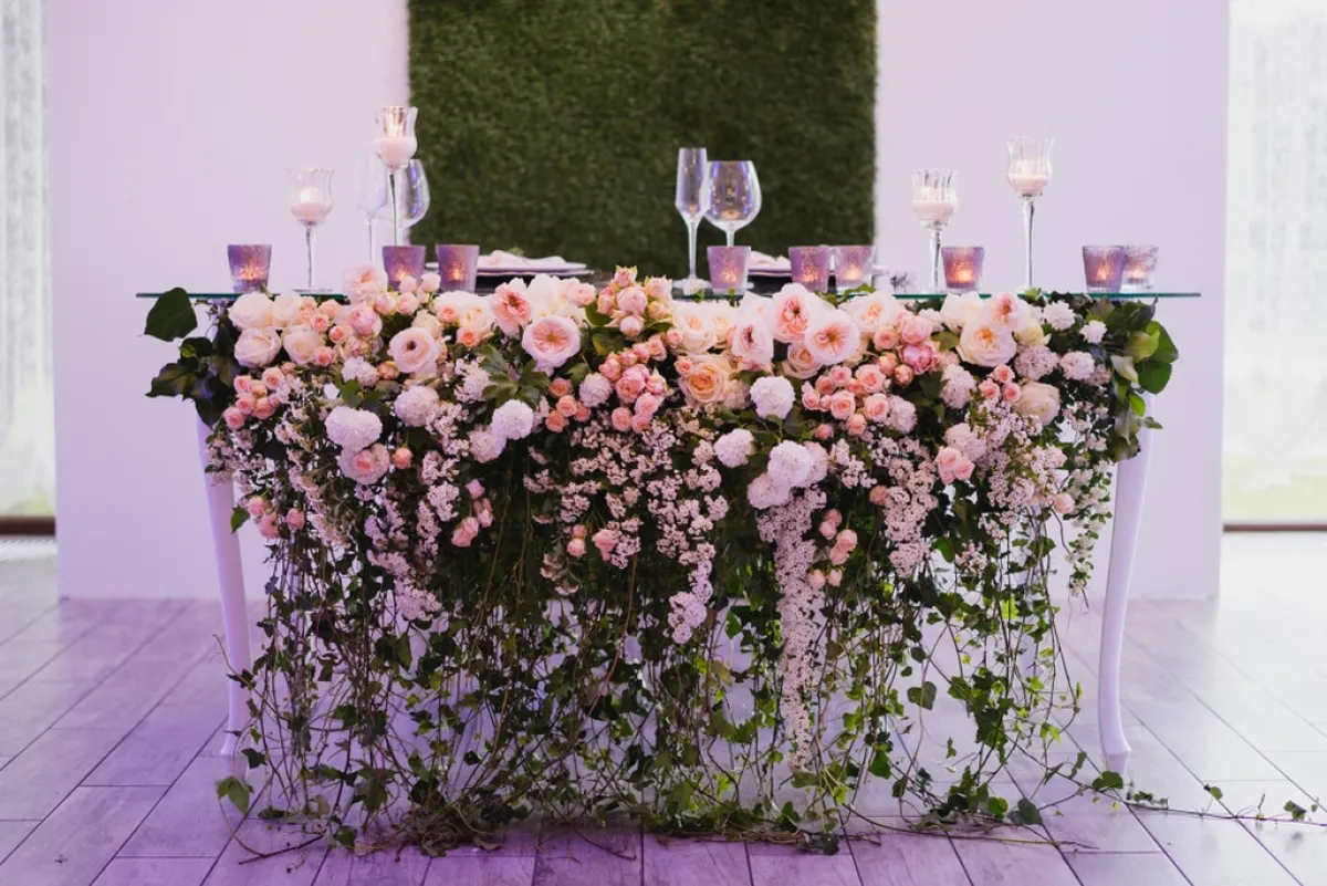 الورود تُزيّن طاولات المدعوين إلى حفلات الزفاف