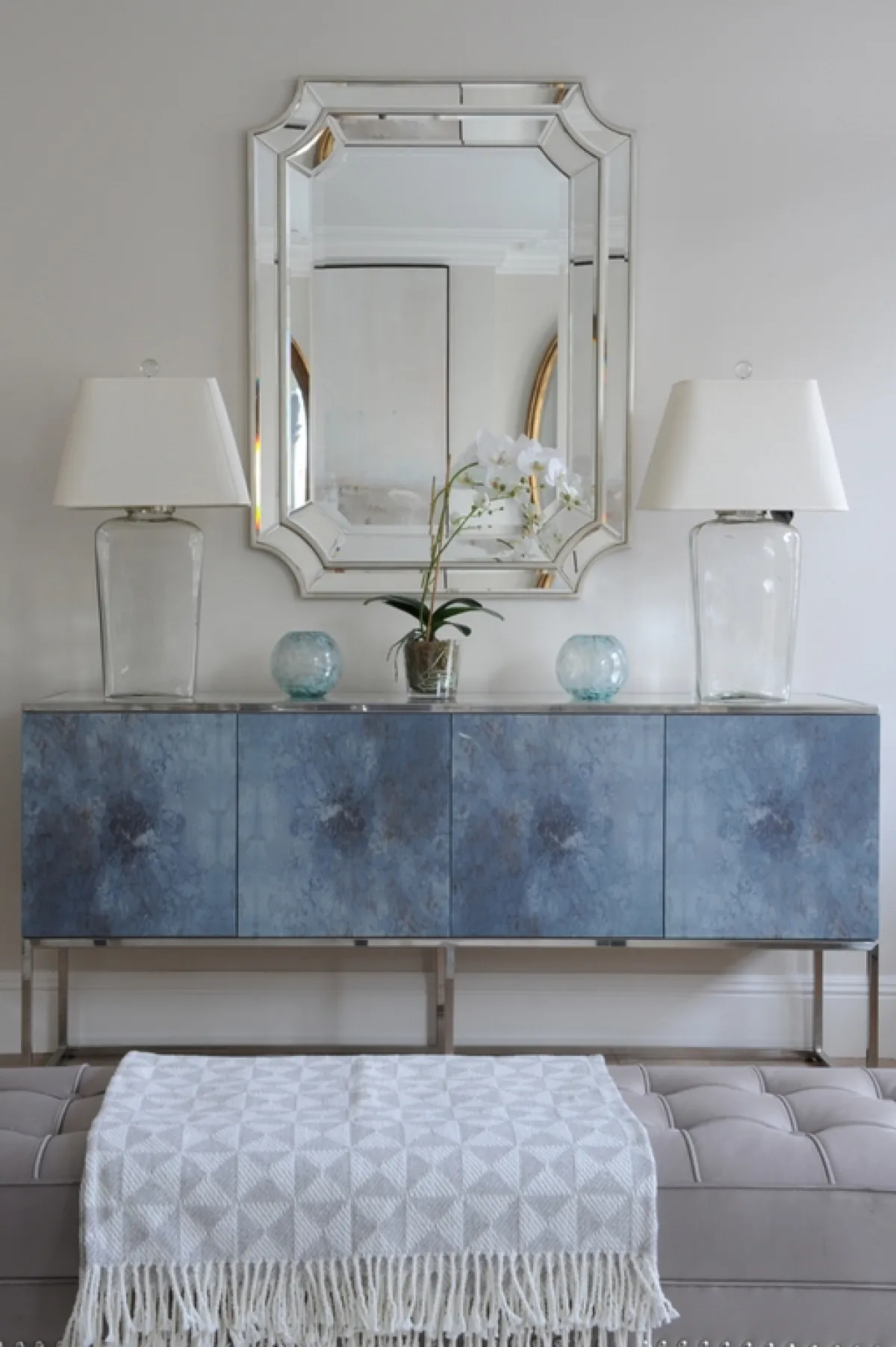 الألوان المحايدة الخاصّة بطلاء الجدران أو بلون قطع الأثاث الرئيسة تجعل الصالة تبدو فخمة