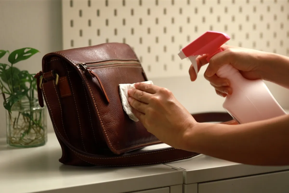 طرق التنظيف المنزلي للحقيبة الجلديّة