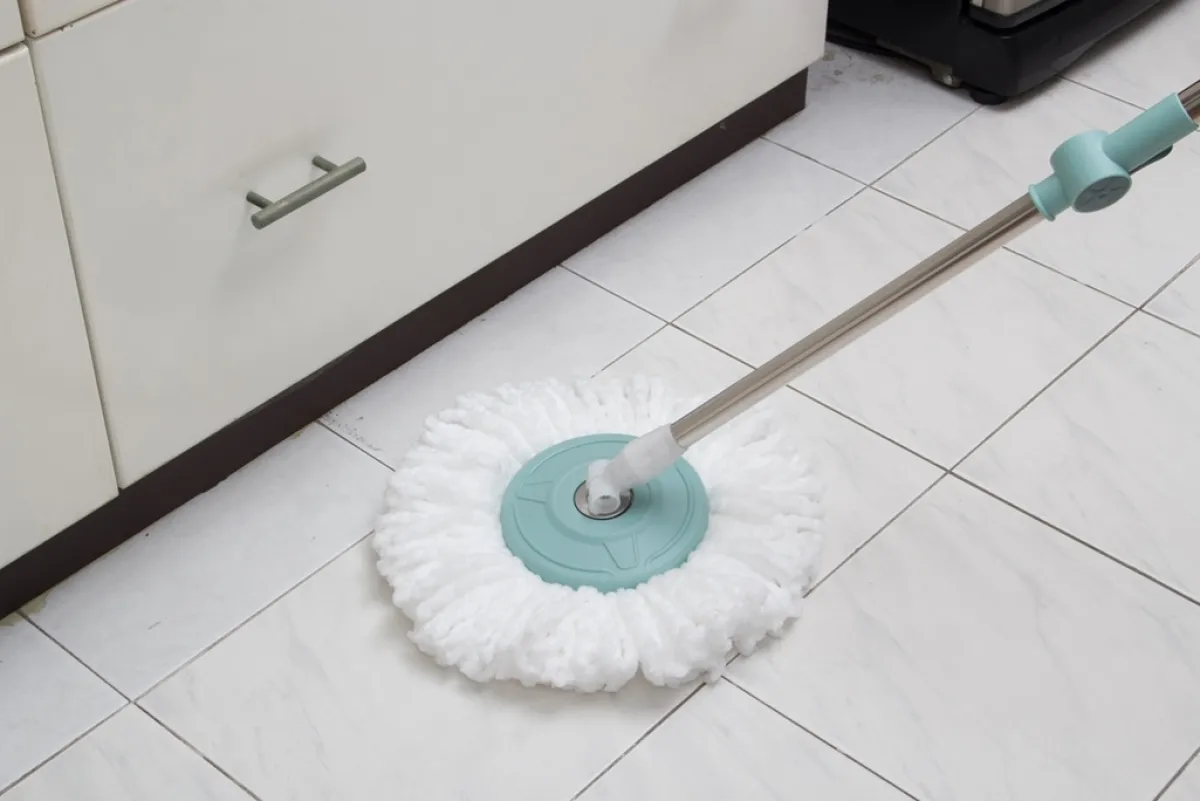 ما هي الطريقة المناسبة في تنظيف الفواصل السيراميك؟