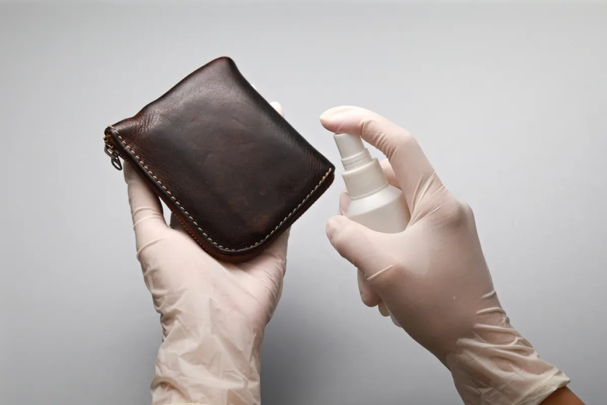 بعض الحقائب الجلديّة يحتاج إلى عناية متخصّص في الخامة