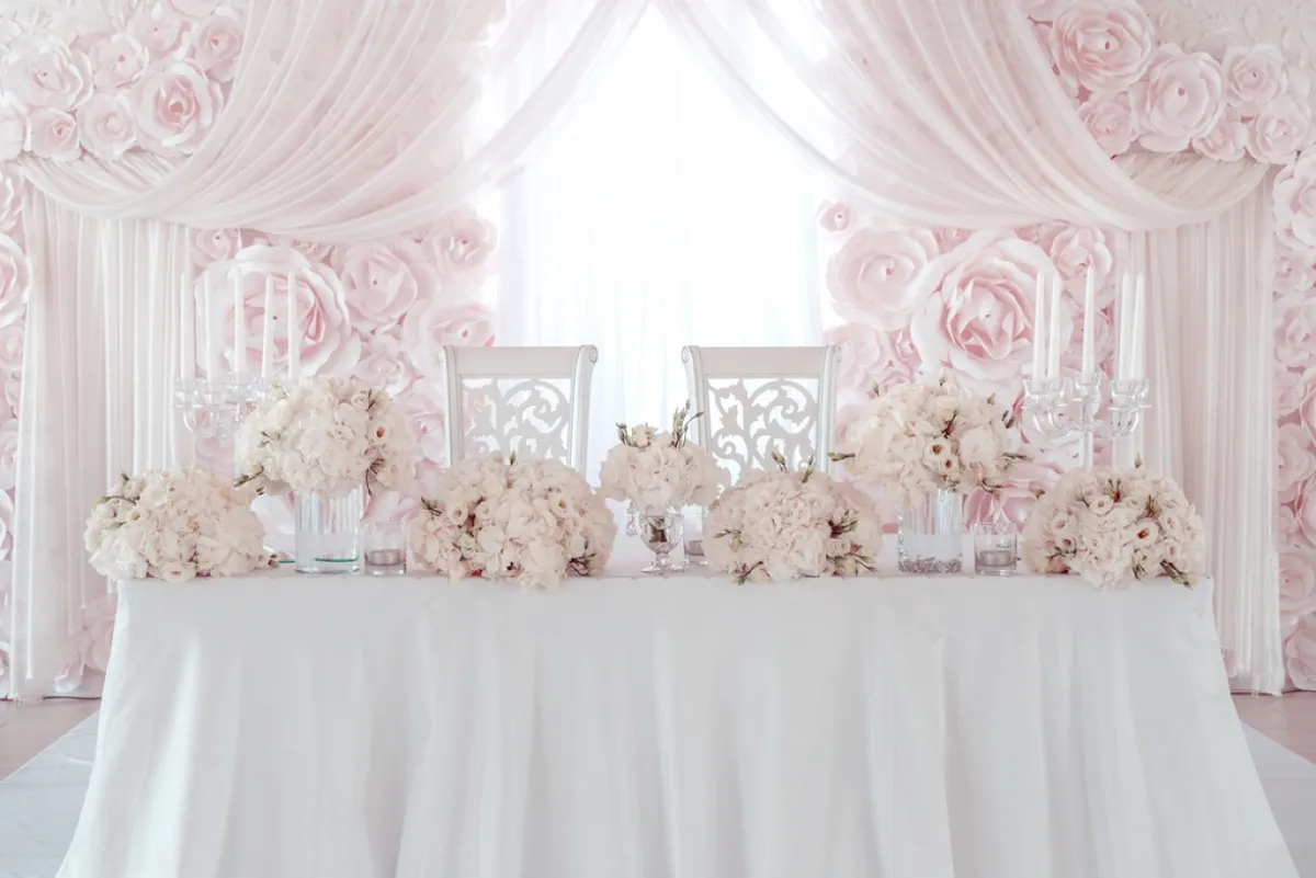 التزيين بالورد أساسي في ديكورات الكوشة