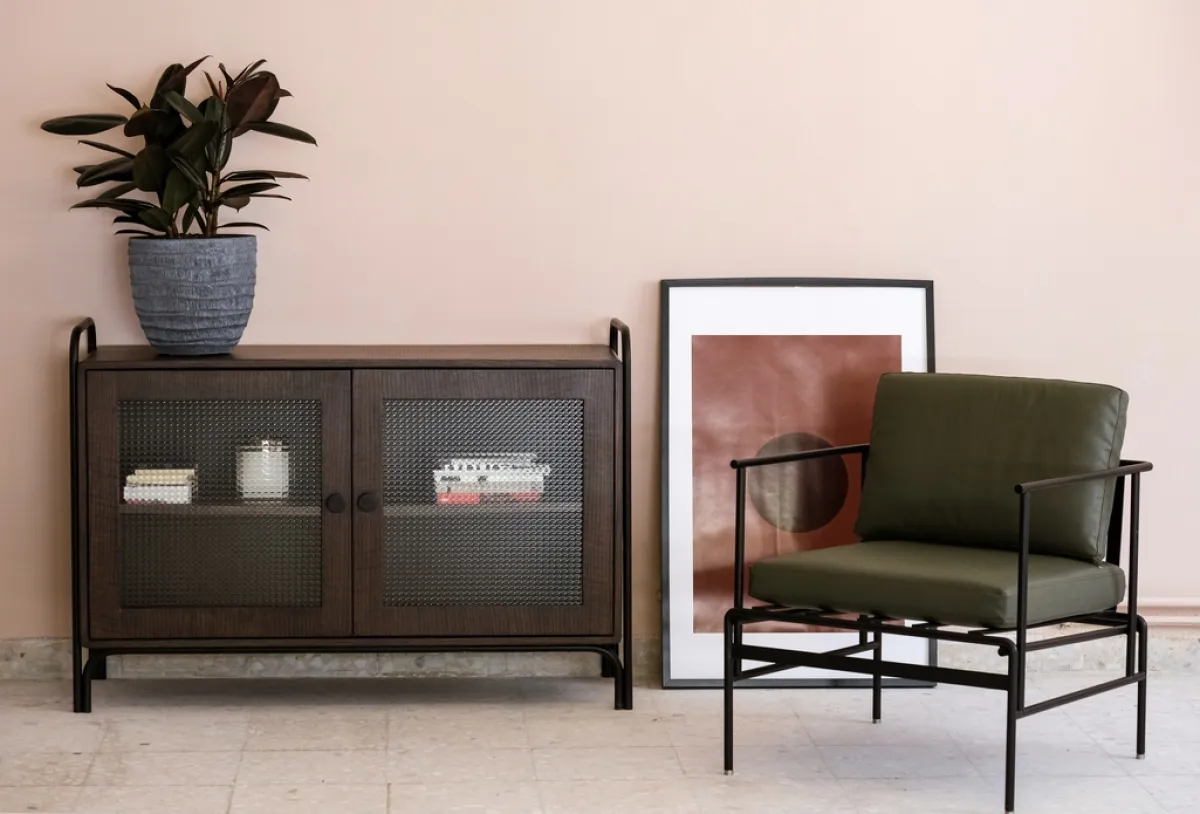 أثاث المصمّمين داكن اللون غالبًا