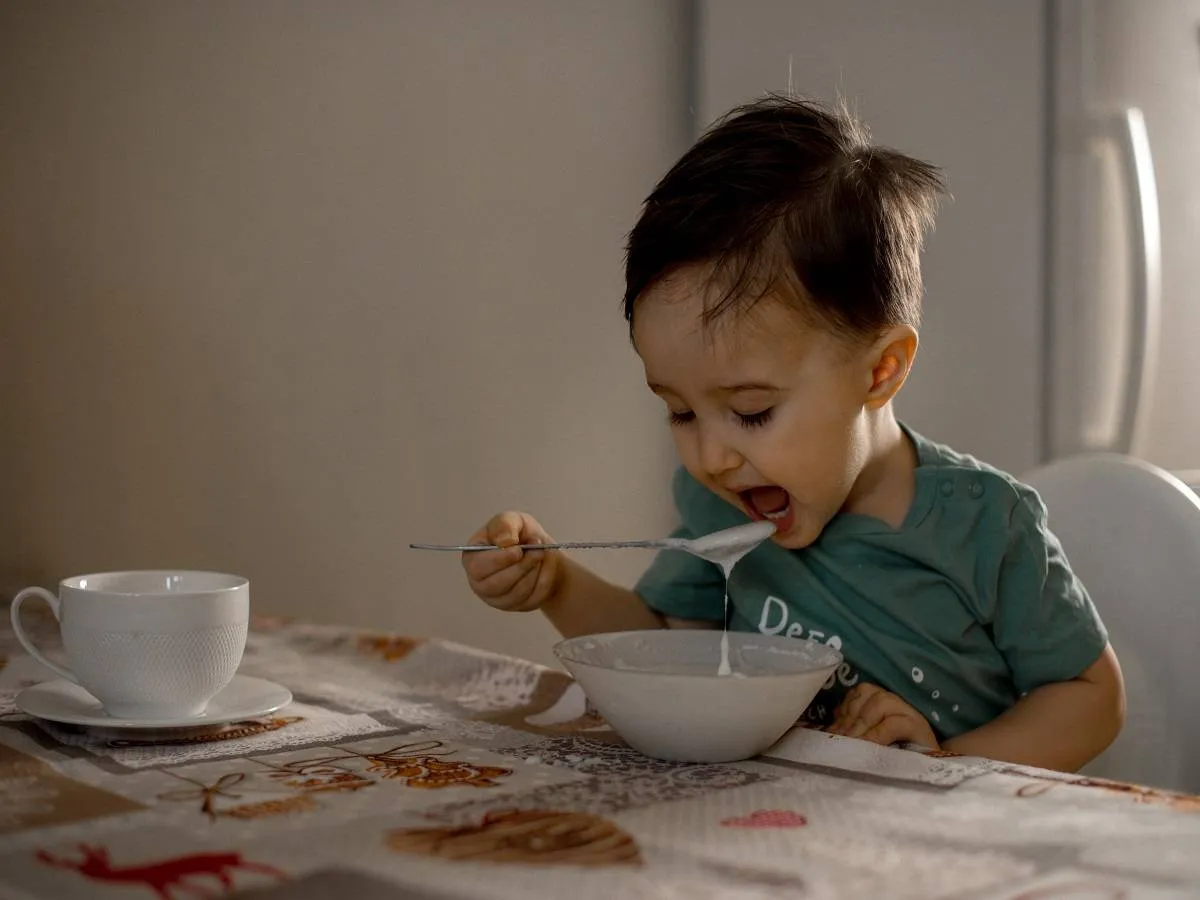 صورة لطفل يتناول الطعام